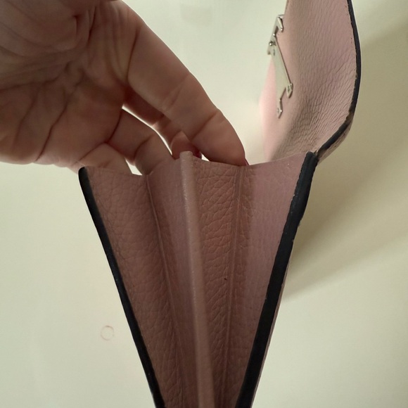Louis Vuitton Capucines Long Wallet in Magnolia Pink - Picture 10 of 11